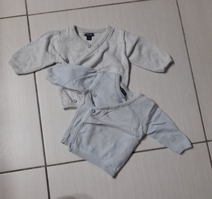 Gilets 1 mois
Très bon état
2€ pièce