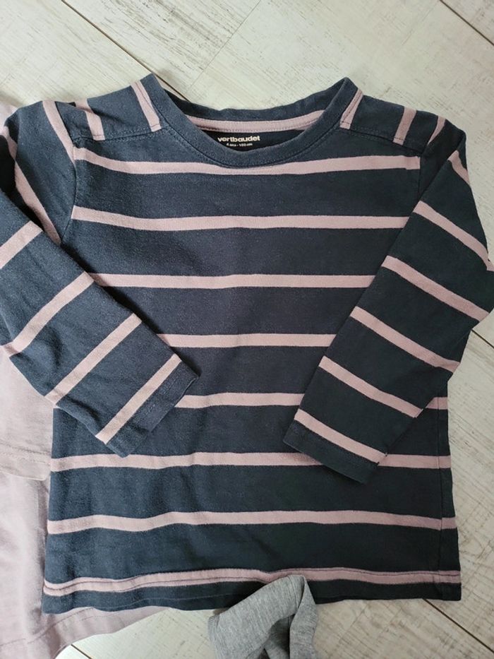 Lot 3 t-shirts manches longues garçon 4 ans vertbaudet très bon état - photo numéro 3