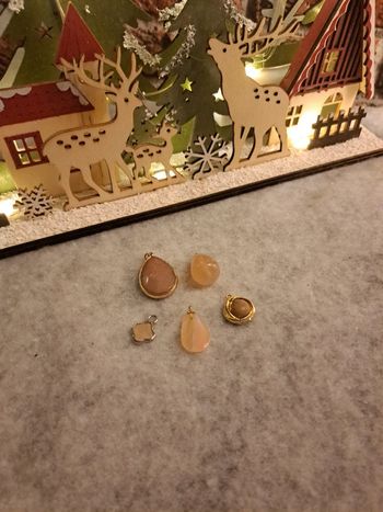 Lot de petites breloques pêche marron doré