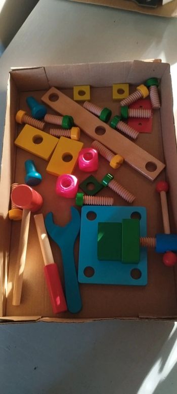 Jouets en bois pour petit bricoleur.