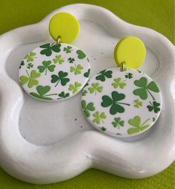 Boucles d’oreilles rondes trèfle vert en acrylique