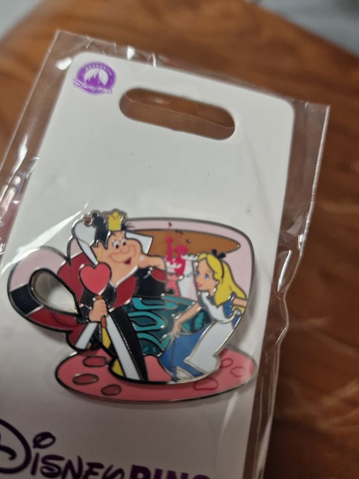 Pins disney la reine de coeur et alice edition limitée - photo numéro 2