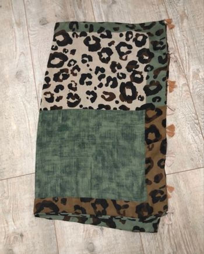 Écharpe châle imprimée léopard marron et vert kaki - photo numéro 2