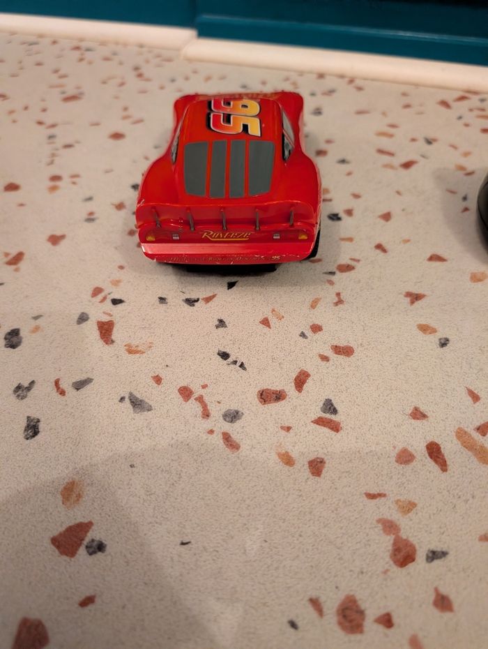 Flash McQueen télécommandée - photo numéro 3