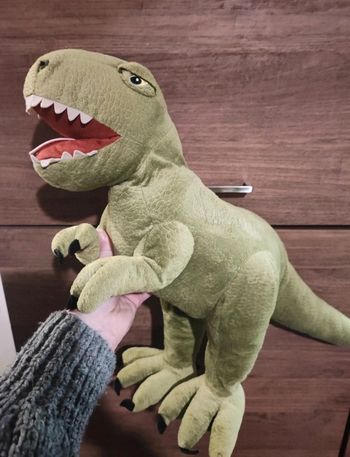 Grosse peluche dinosaure - dressing trié par tailles