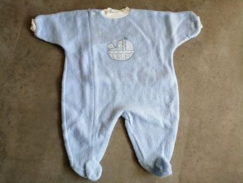 Grenouillère douillette ou sur pyjama bleu ciel 6 mois