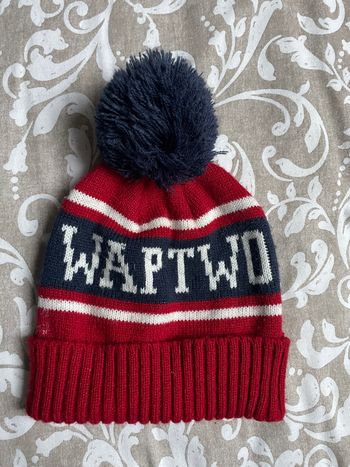 Bonnet rouge et bleu laine avec pompom wap two tony Parker