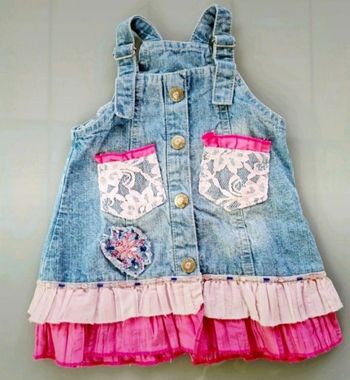 Robe jean bleue et rose dentelles et volants 6 mois en excellent état