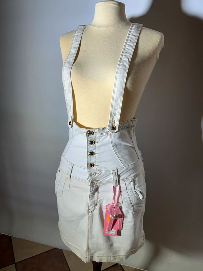 Robe en jean blanc crème avec bretelles