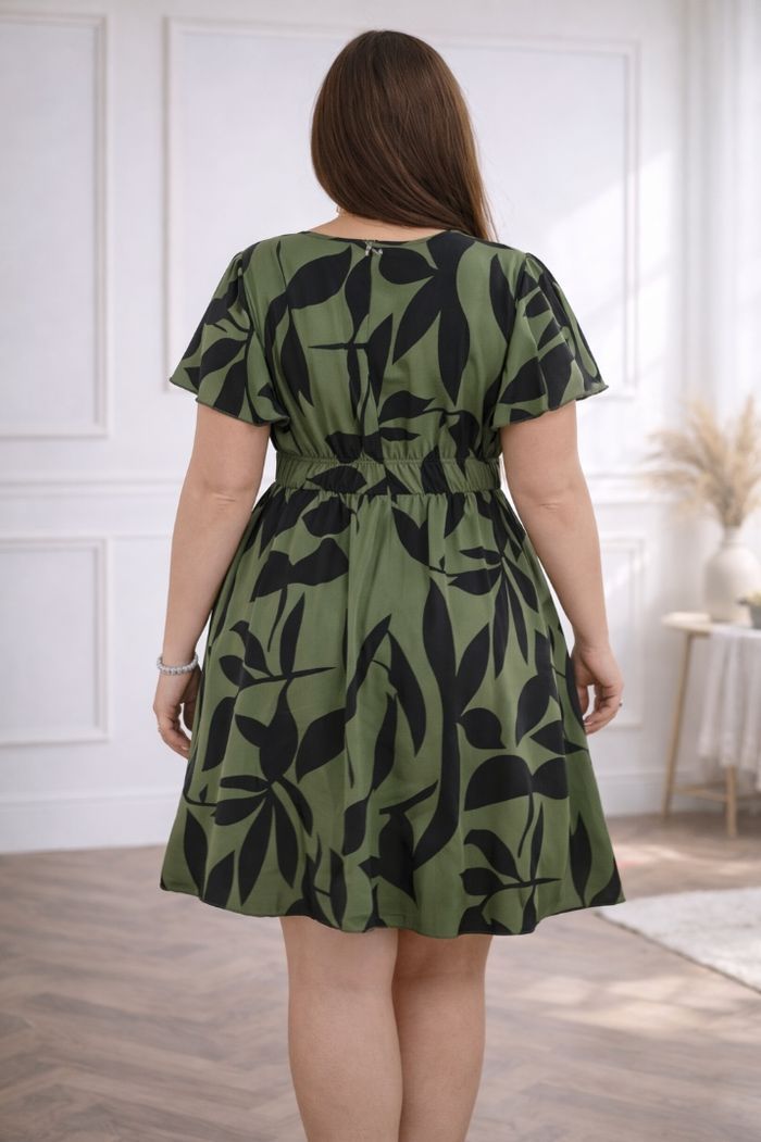 Robe patineuse d été manches courtes volantées verte militaire et noire Femme taille 54 marque Boohoo 💍 - photo numéro 2