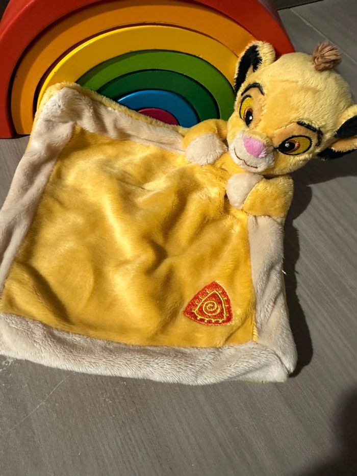 doudou simba disney NIcotoy carré plat jaune "le Roi Lion" - photo numéro 3