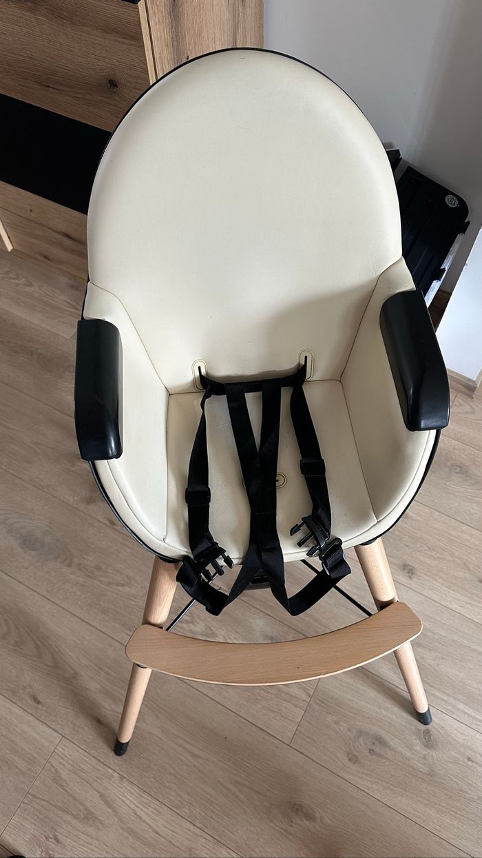 Chaise haute bébé, bois design avec harnais–remise en main, propre uniquement–très bon état - photo numéro 4