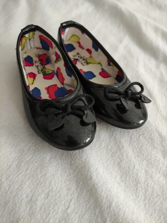 Petite ballerines vernis noir neuve jamais porté taille 26 - photo numéro 2