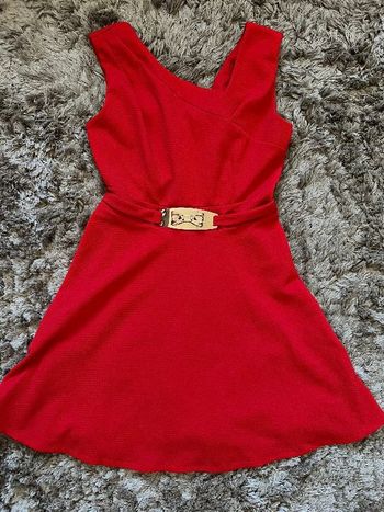 Robe rouge avec ceinture doré