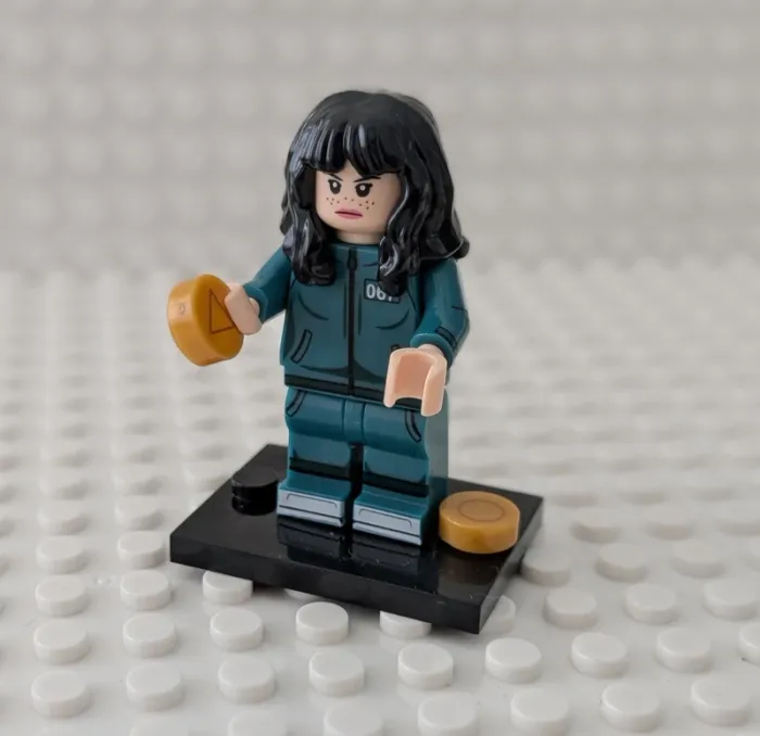 Figurine Squid Game : Sae-byeok la joueuse 67, style lego