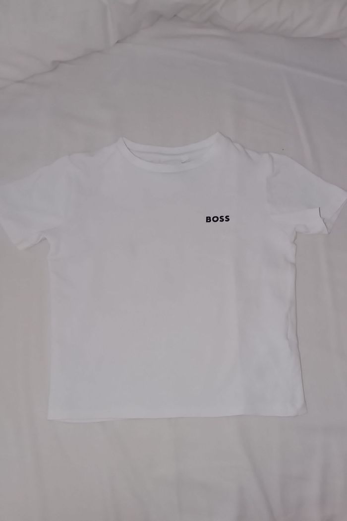 Tee shirt manches courtes boss blanc taile 4 ans