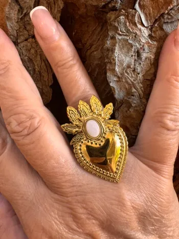 Grosse bague mile Mila acier inoxydable or réglable cœur ex-voto et pierre écrue