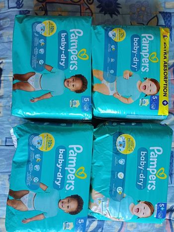 Lot de 4 paquets de couches pampers baby dry taille 5