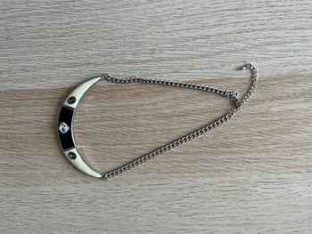 Collier crème et noir