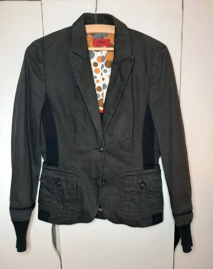 Veste femme Hugo Boss taille 40 en très bon état