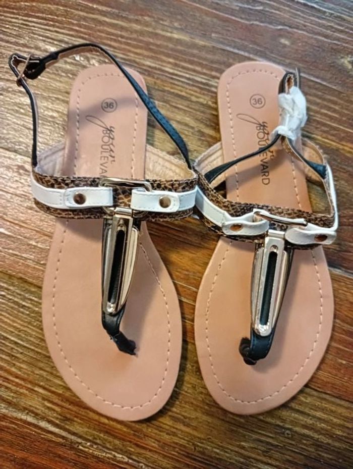 superbes sandales / tongs  taille 36 - NEUF