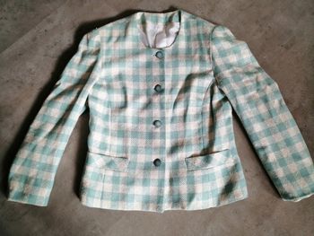 Veste à carreaux blanche et turquoise faite par une couturière