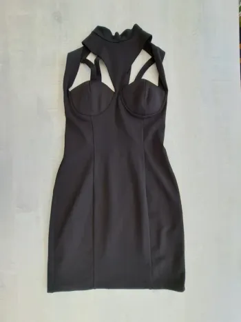 Robe noire Asos - taille 38 - décolleté armature - dos nu - sexy