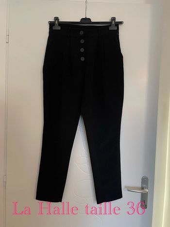 Pantalon court 7/8 noir taille haute coupe carotte bouton devant neuf La Halle taille 36