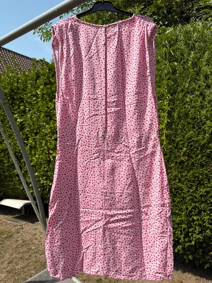Robe rose à motif floral avec ouverture dans le dos – Marque Kiabi - photo numéro 2