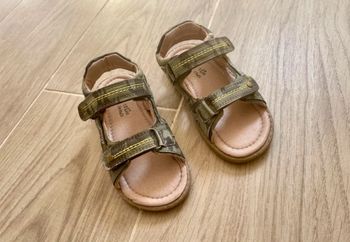Sandales garçon taille 26 chaussés