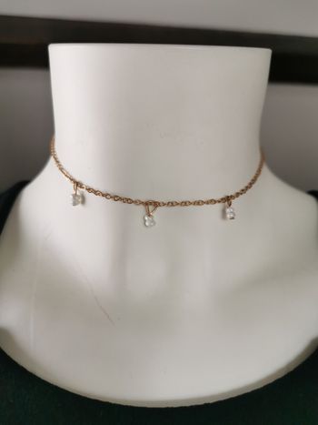 Chainette dorée avec des perles blanches en pendentif