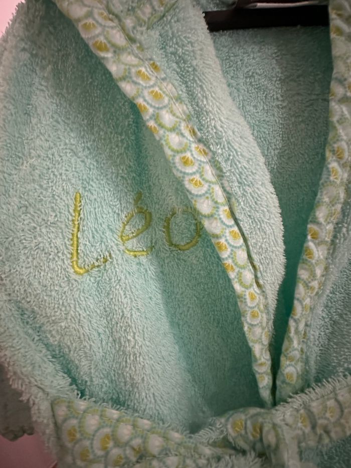 Peignoir carré blanc neuf sans étiquette broderie Léo - photo numéro 4