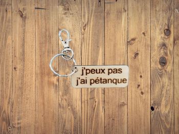 Porte-clés bois gravé  "J’peux pas j’ai pétanque"