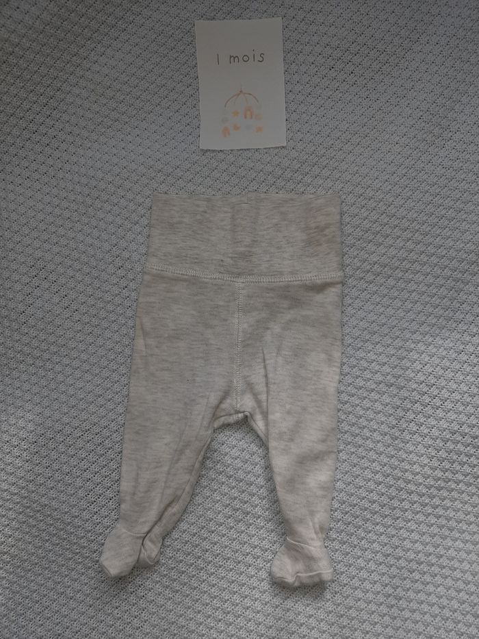 Lot vêtements bébé 1 mois, un gilet offert - photo numéro 3