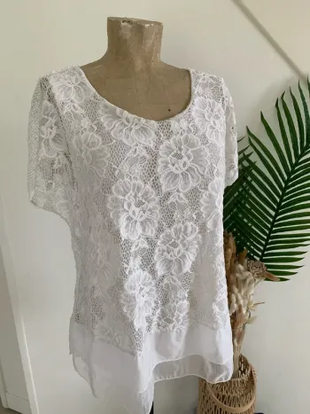 Très jolie Blouse broderie dentelle  doublée femme