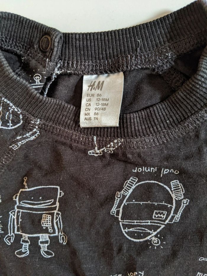 Tunique tee shirt noir robots H & M taille 86 cm 18 mois 2 ans - photo numéro 2