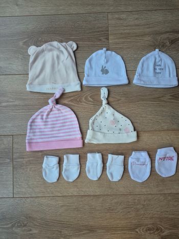 Lots de bonnets et gant de naissance