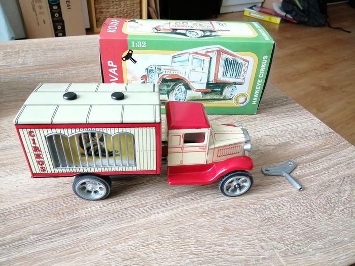 Kovap Cirkus n°596 / roulotte de cirque NEUF