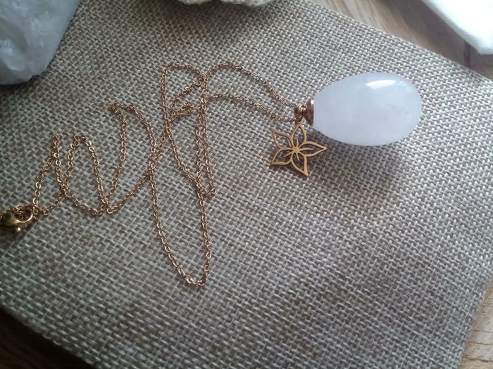 Collier pierre de cristal de roche et fleur de tiaré - photo numéro 4