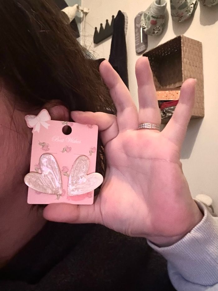 Boucles d’oreilles pour NEUVES avec étiquette femme en forme de cœurs 🤍 couleur blanc nacré - photo numéro 3