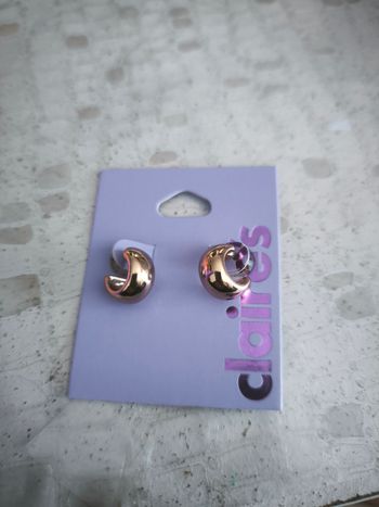 Petite boucle d'oreille neuf