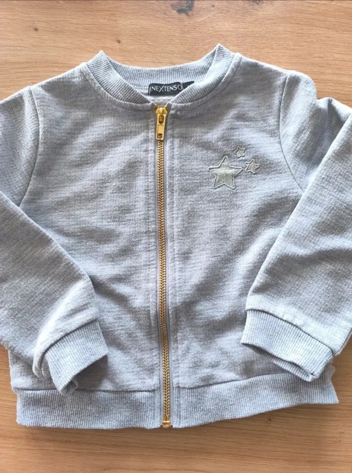 Gilet gris , taille 4 ans , état impeccable, fille