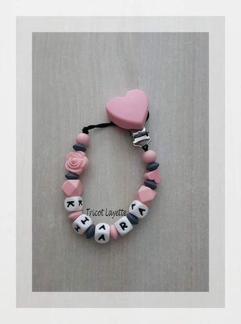 Attache tétine fleur