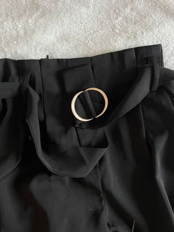 Short ceinturé noir taille haute - photo numéro 4