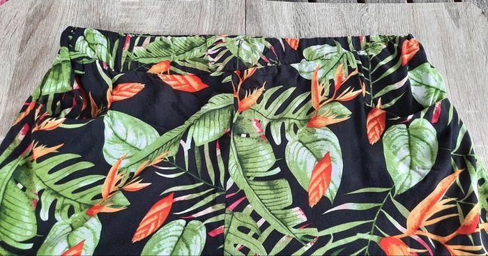 Short noir imprimé feuillage, taille 42 - photo numéro 3