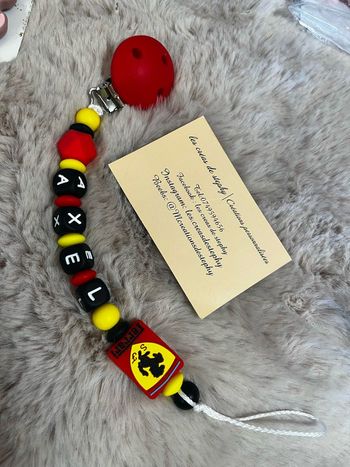 Attache tétine Ferrari