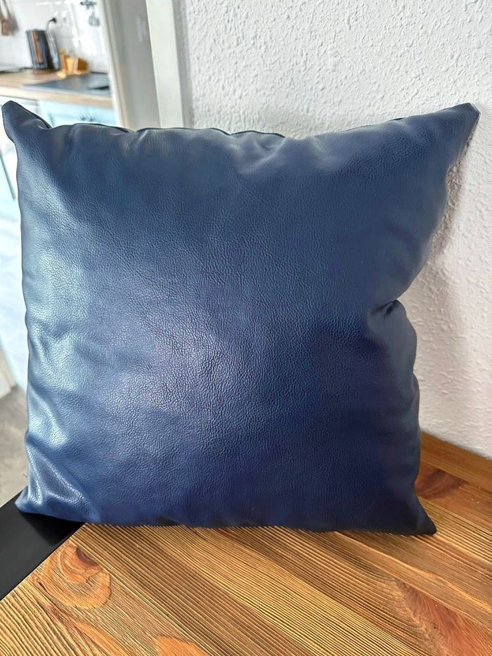 Lot 2 coussins carré similicuir bleu marine - 36×36 cm - photo numéro 2