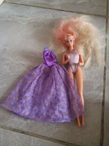 Poupée barbie +robe