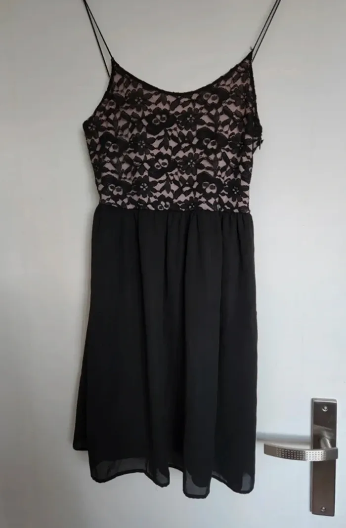 Robe à bretelle en dentelle