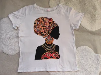 👕 T-shirt Camaïeu blanc – Motif femme africaine – Taille M/L